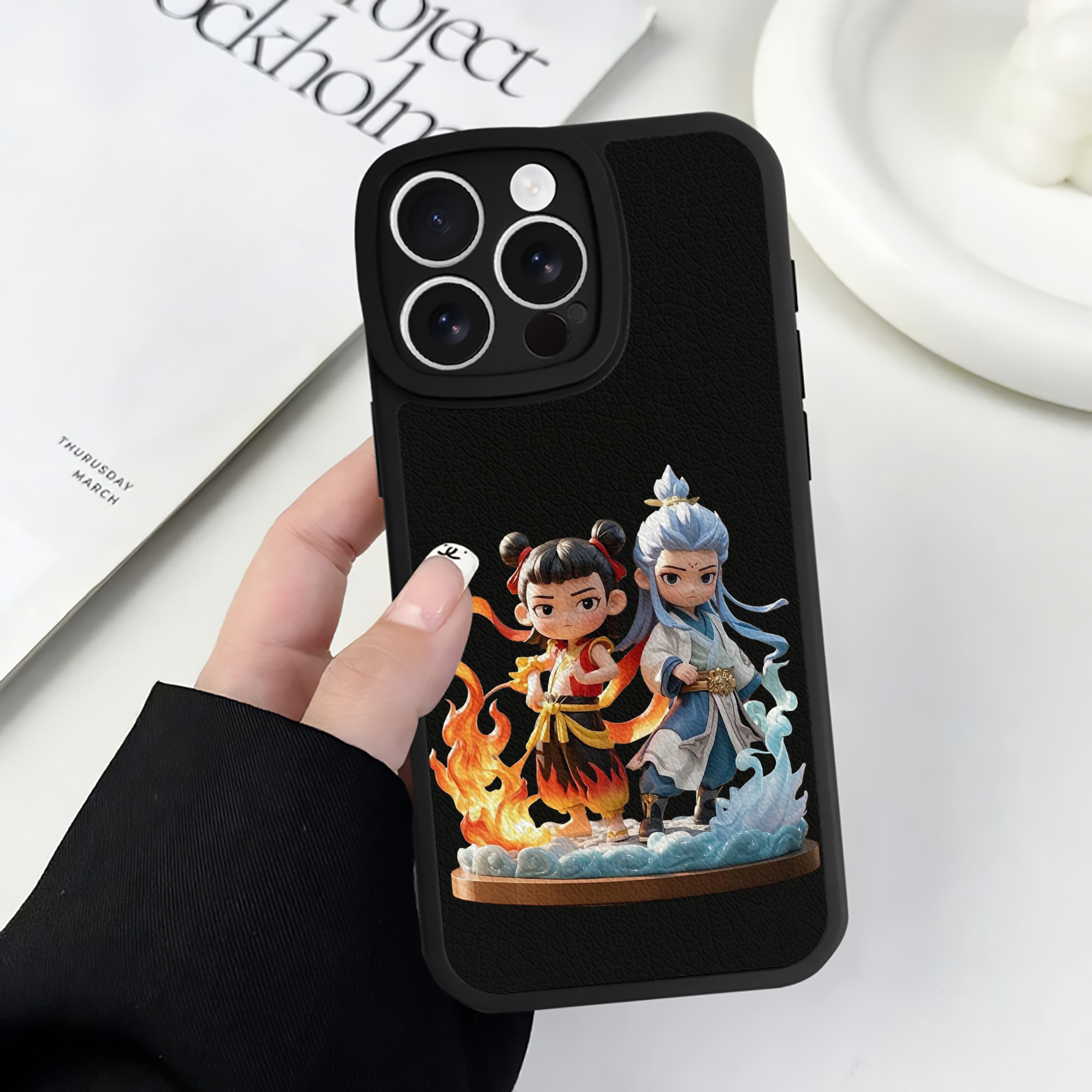 （画像用） Ne Zha 2 ナタ 魔童の大暴れ 【iPhone 16シリーズ対応】シリコンスマホケース（レザー調） 材質：シリコン